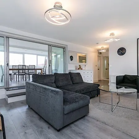 Apartment Superb Penthouse With 2 Bathrooms And Roof Terrace London