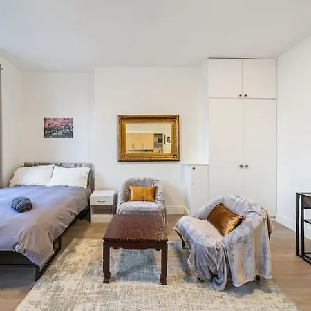 Cosy Urban Retreat Nr Apartment London