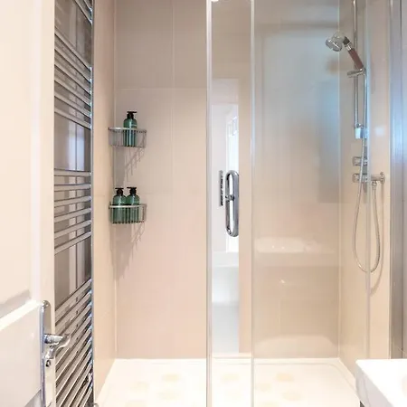 Stunning Views Modern Decor Flat In Kensington Apartment