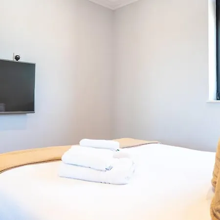 Stunning Views Modern Decor Flat In Kensington Apartment London