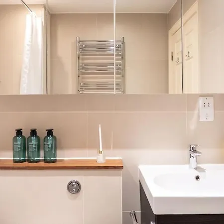 Stunning Views Modern Decor Flat In Kensington