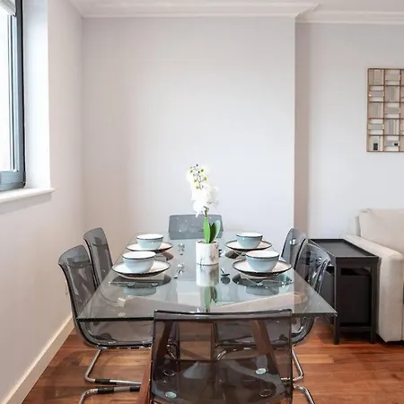Stunning Views Modern Decor Flat In Kensington