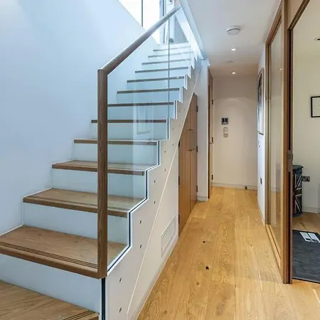 Stylish House With Superb Space Apartment London