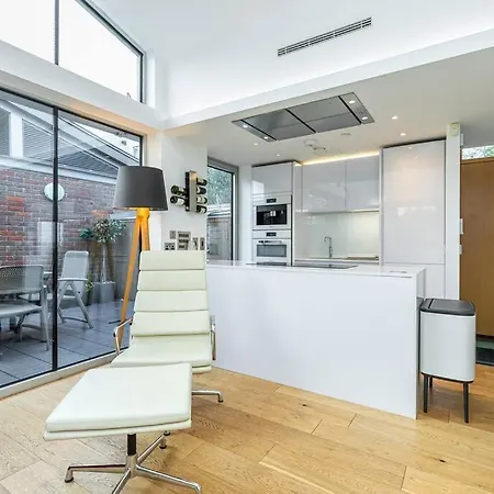 Stylish House With Superb Space Apartment *