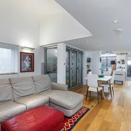 Apartment Stylish House With Superb Space London