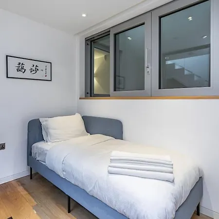 Stylish House With Superb Space * London