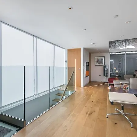 Stylish House With Superb Space Apartment London