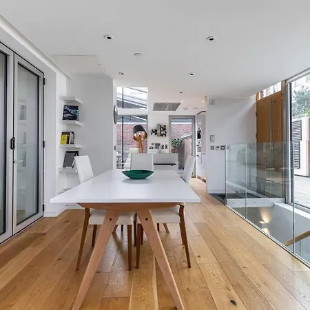 Stylish House With Superb Space * London