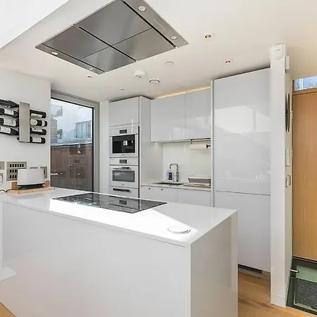 Stylish House With Superb Space * London