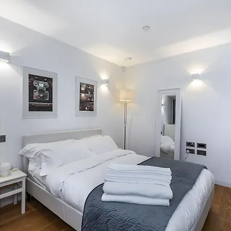 Apartment Stylish House With Superb Space London
