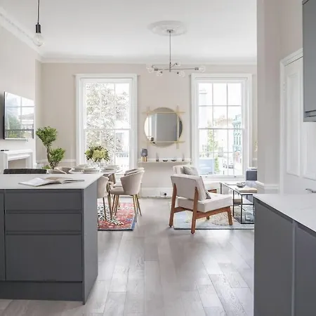 Spectacular Flat Located In Prime Notting Hill Apartment London