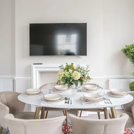 Spectacular Flat Located In Prime Notting Hill Apartment London