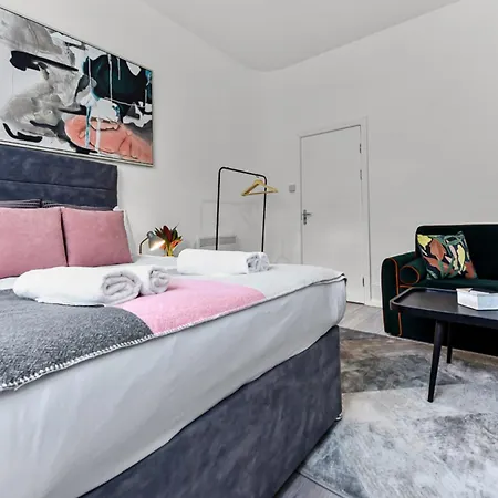 Apartment Stylish And Convenient 2bd Flat W/ Outdoor Space *