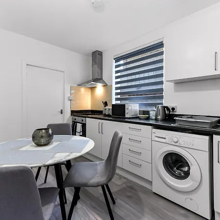 Stylish And Convenient 2bd Flat W/ Outdoor Space