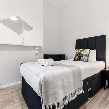 Stylish And Convenient 2bd Flat W/ Outdoor Space Apartment *