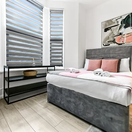 Apartment Stylish And Convenient 2bd Flat W/ Outdoor Space