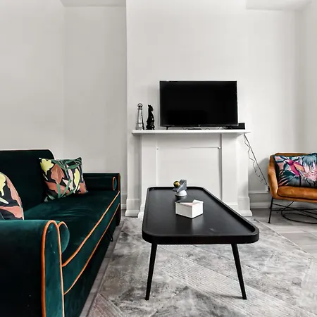 Stylish And Convenient 2bd Flat W/ Outdoor Space Apartment London