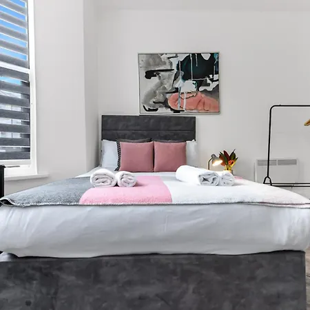 Stylish And Convenient 2bd Flat W/ Outdoor Space Apartment