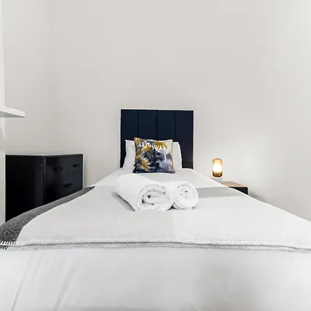 Stylish And Convenient 2bd Flat W/ Outdoor Space *