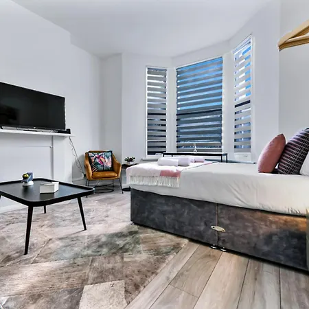Stylish And Convenient 2bd Flat W/ Outdoor Space