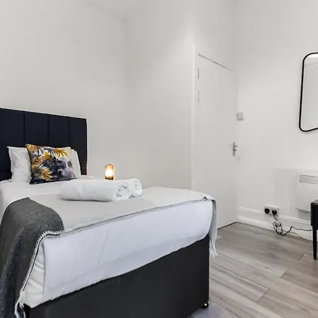 Apartment Stylish And Convenient 2bd Flat W/ Outdoor Space London