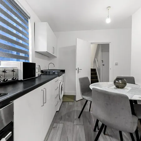 Stylish And Convenient 2bd Flat W/ Outdoor Space London