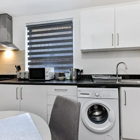 Apartment Stylish And Convenient 2bd Flat W/ Outdoor Space