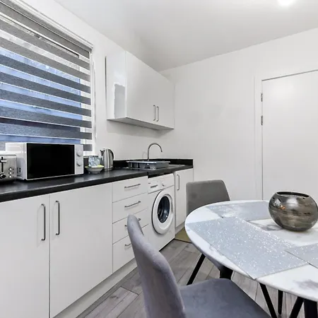 Stylish And Convenient 2bd Flat W/ Outdoor Space *