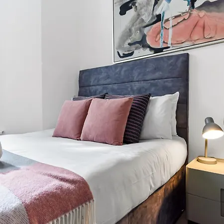 Stylish And Convenient 2bd Flat W/ Outdoor Space