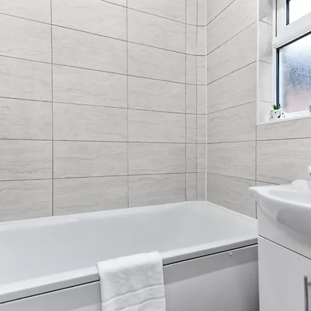 Apartment Stylish And Convenient 2bd Flat W/ Outdoor Space *