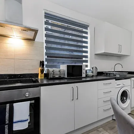 Apartment Stylish And Convenient 2bd Flat W/ Outdoor Space