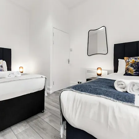 Stylish And Convenient 2bd Flat W/ Outdoor Space London