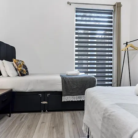 Stylish And Convenient 2bd Flat W/ Outdoor Space *