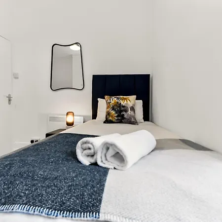 Stylish And Convenient 2bd Flat W/ Outdoor Space