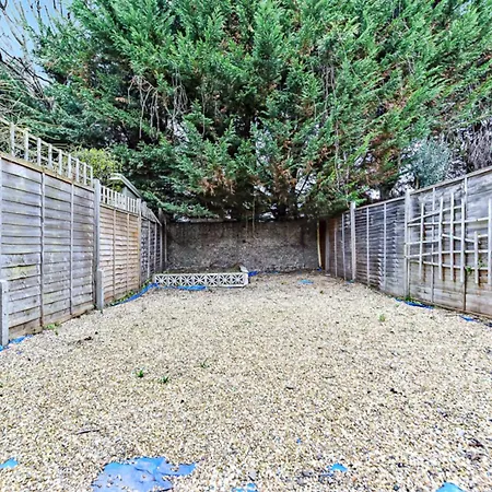 Stylish And Convenient 2bd Flat W/ Outdoor Space