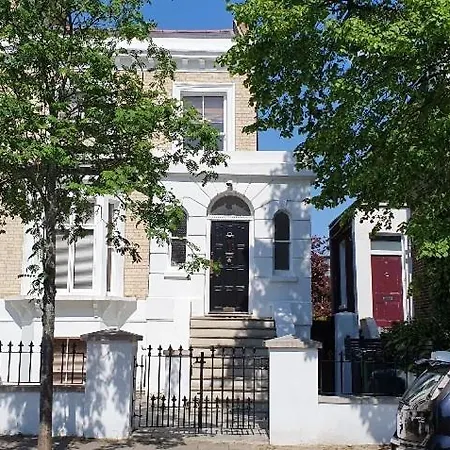 Charming Victorian With Aircon In Apartment *