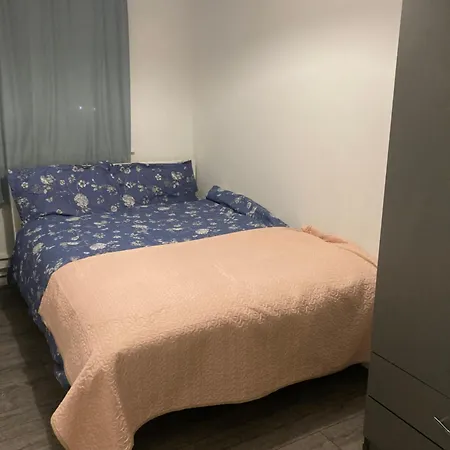 Kingdom - 12 Hamilton Homestay London