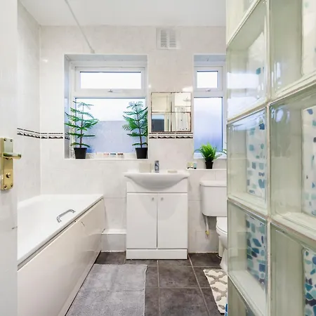 Apartment Uksas Two Bed House Free Parking Redbridge
