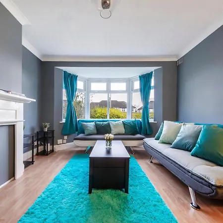 Uksas Two Bed House Free Parking Apartment Redbridge
