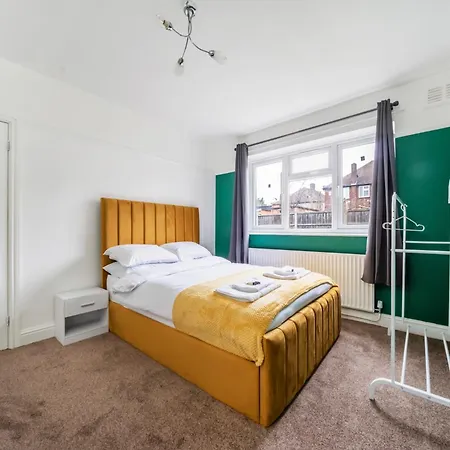 Apartment Uksas Two Bed House Free Parking Redbridge