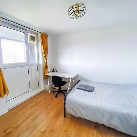 Spacious With Skyline Views Close To Eye *