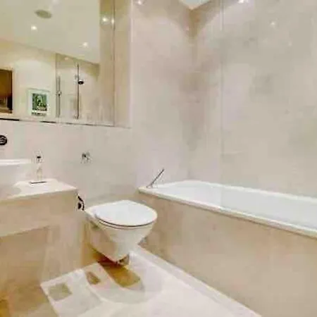 Apartman Beautiful With Underground Parking, Balcony In Kew, Richmond London