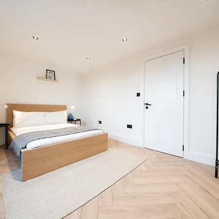 The Battersea Place - Charming 4bdr Flat * Londýn