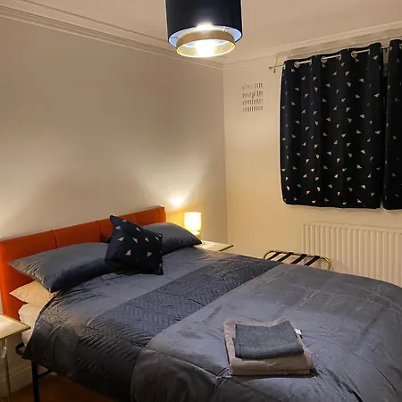 Superb 2 Bedrooms Broadway Next To Tube & Buses * Ealing