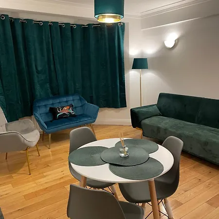 Superb 2 Bedrooms Broadway Next To Tube & Buses Apartment