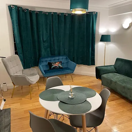 Superb 2 Bedrooms Broadway Next To Tube & Buses *