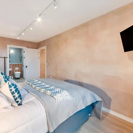 Beautiful Flat In Hipster Hackney Very Spacious!
