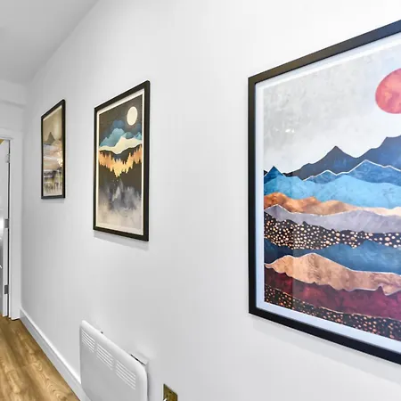 Lovely Two Bedroom With Ensuite Bathrooms Apartment *