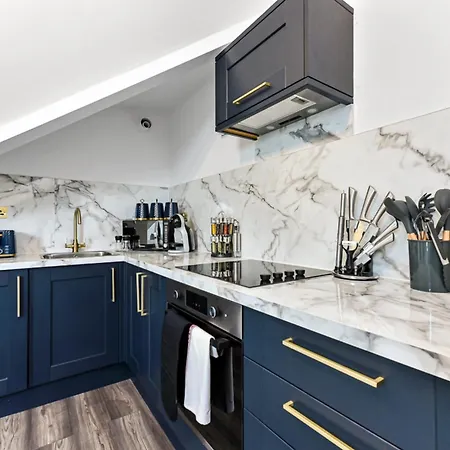 Lovely Two Bedroom With Ensuite Bathrooms Apartment