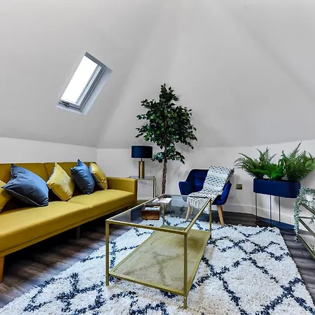 Apartment Lovely Two Bedroom With Ensuite Bathrooms *
